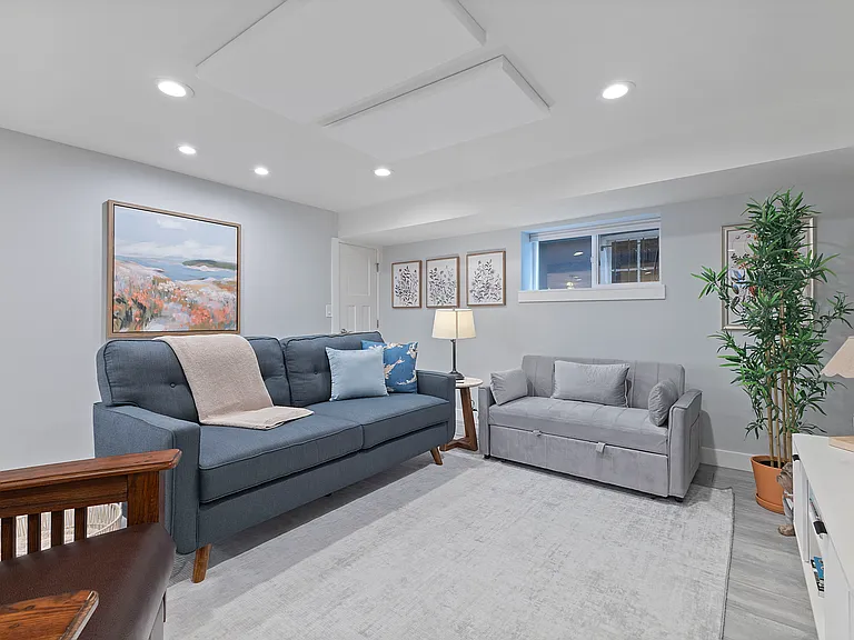 2061 NW Kearney St — Photo 11