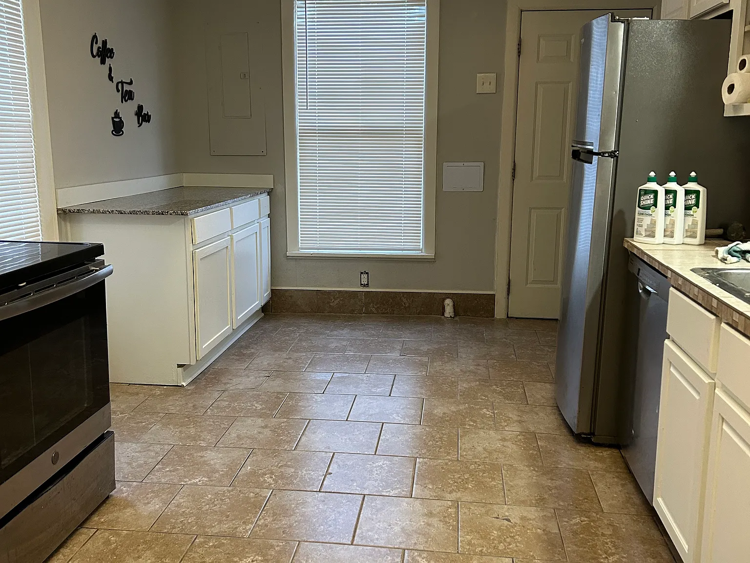 4 bed, 2304 sqft, $2,000 — Photo 4