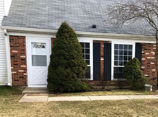 52 Silver Tree Cir, Cary, IL 60013