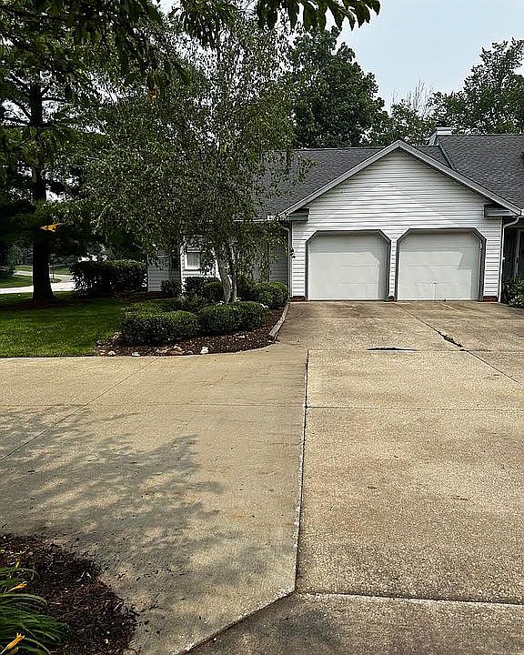 1st image of 850-8 Hampton Cir