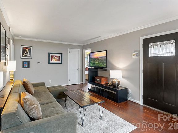 5th image of 7 Wilshire Dr