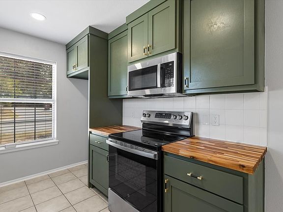 2nd image of 1114 Woodlands Dr