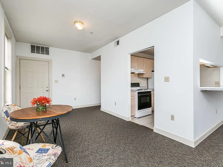 2 W Henrietta St #B — Photo 9