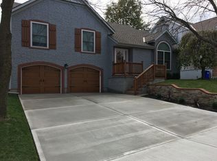 13225 S Fox Ridge Dr, Olathe, KS 66062