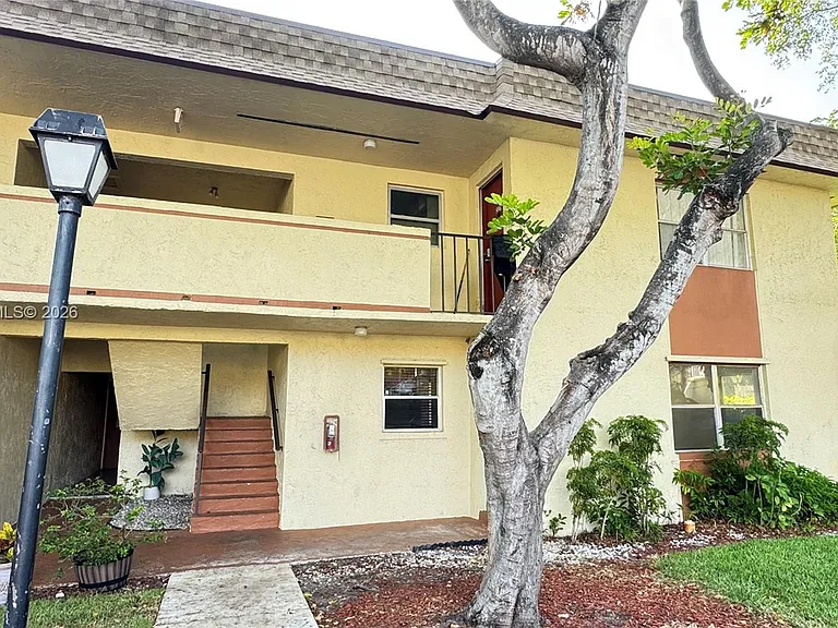 5525 Lakewood Cir N #215 — Photo 1