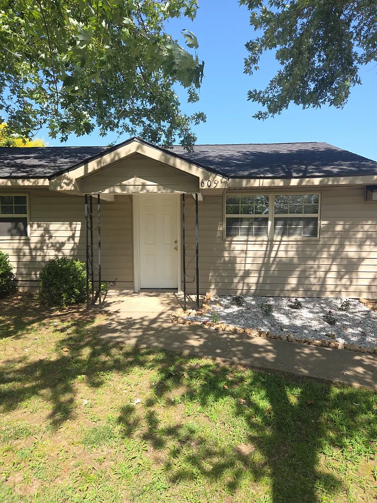 3 bed, 1560 sqft, $1,750 — Photo 1