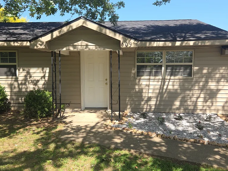 605 S Zion St — Photo 1
