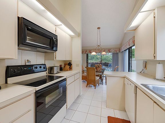 5th image of 2775 Hawthorne Ln