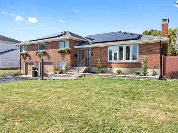 52 Lee St, Stoneham, MA 02180