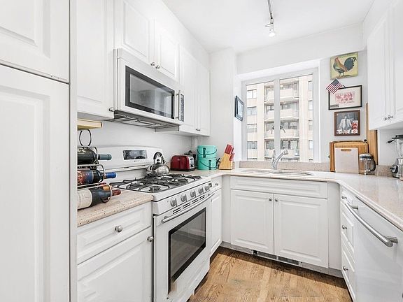 5th image of 41 W 58th St APT 7C