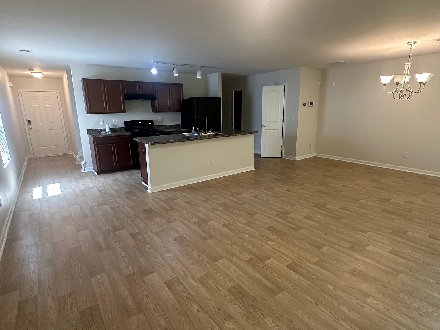 3 bed, 1605 sqft, $2,300 — Photo 4