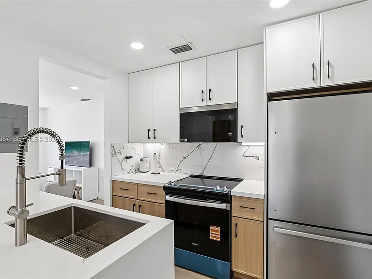 6595 SW 31st St — Photo 16