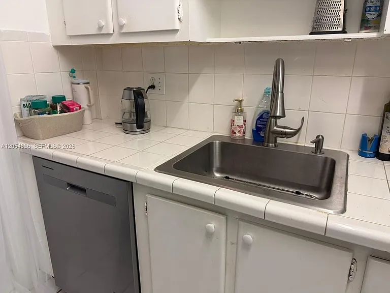 2420 Diana Dr #302 — Photo 18