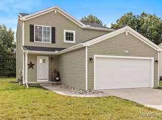 1003 Pinewood Dr, Greenville, MI 48838