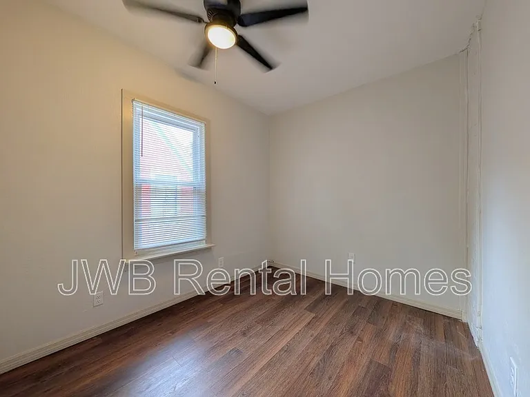 1445 Ionia St — Photo 8