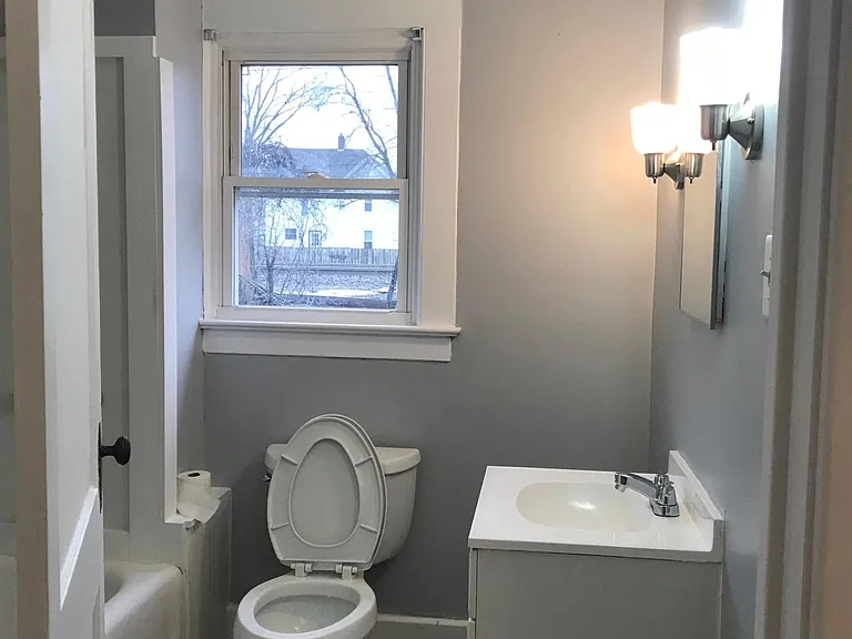841 E 4th St — Photo 5