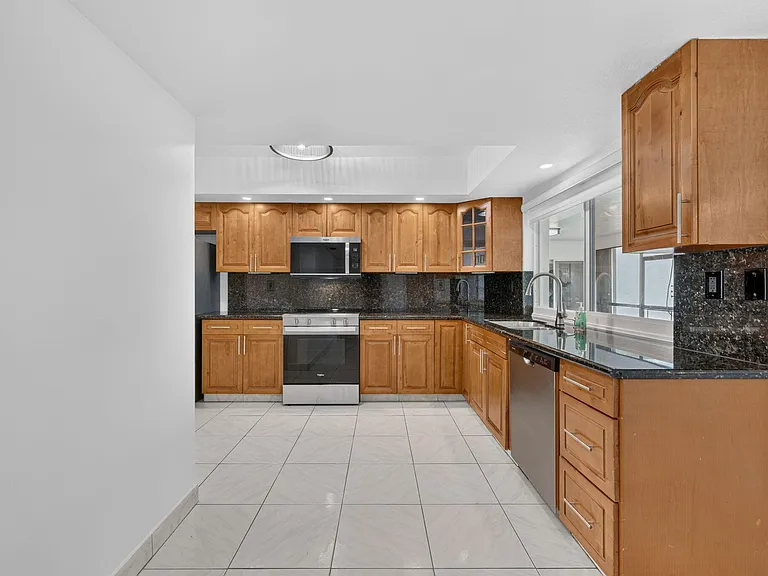 905 NW 133rd Ave — Photo 7
