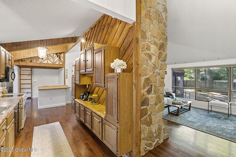 5th image of 12 Candlewood Lane