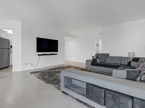 5th image of 5749 Camino Del Sol #404