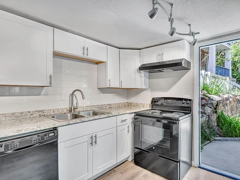 617 Manitou Ave — Photo 4