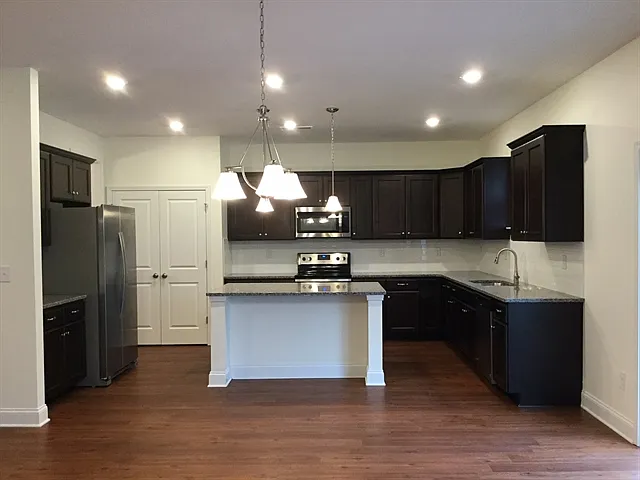 5 bed, 3.0 bath, 2847 sqft, $3,040 — Photo 2