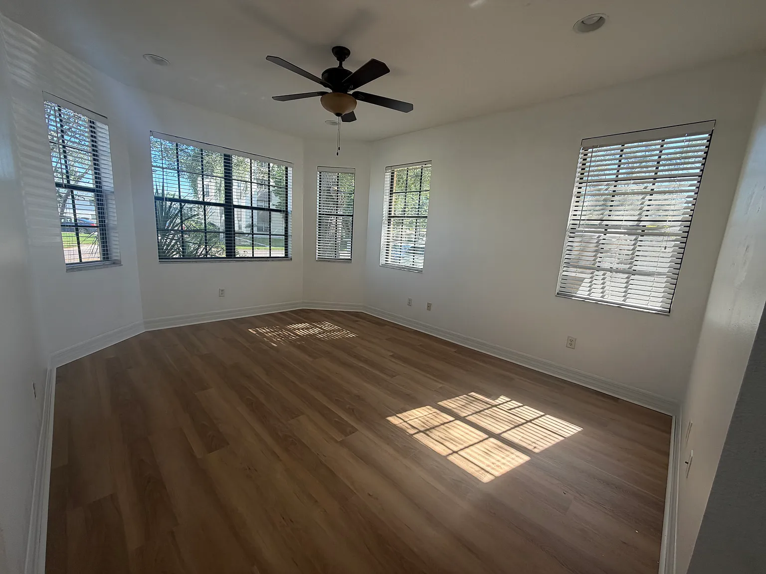 3 bed, 2.5 bath, 2200 sqft, $3,800 — Photo 3