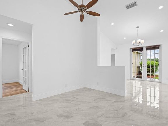 5th image of 916 Savannah Falls Drive
