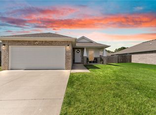 1604 Gracie St, Gentry, AR 72734