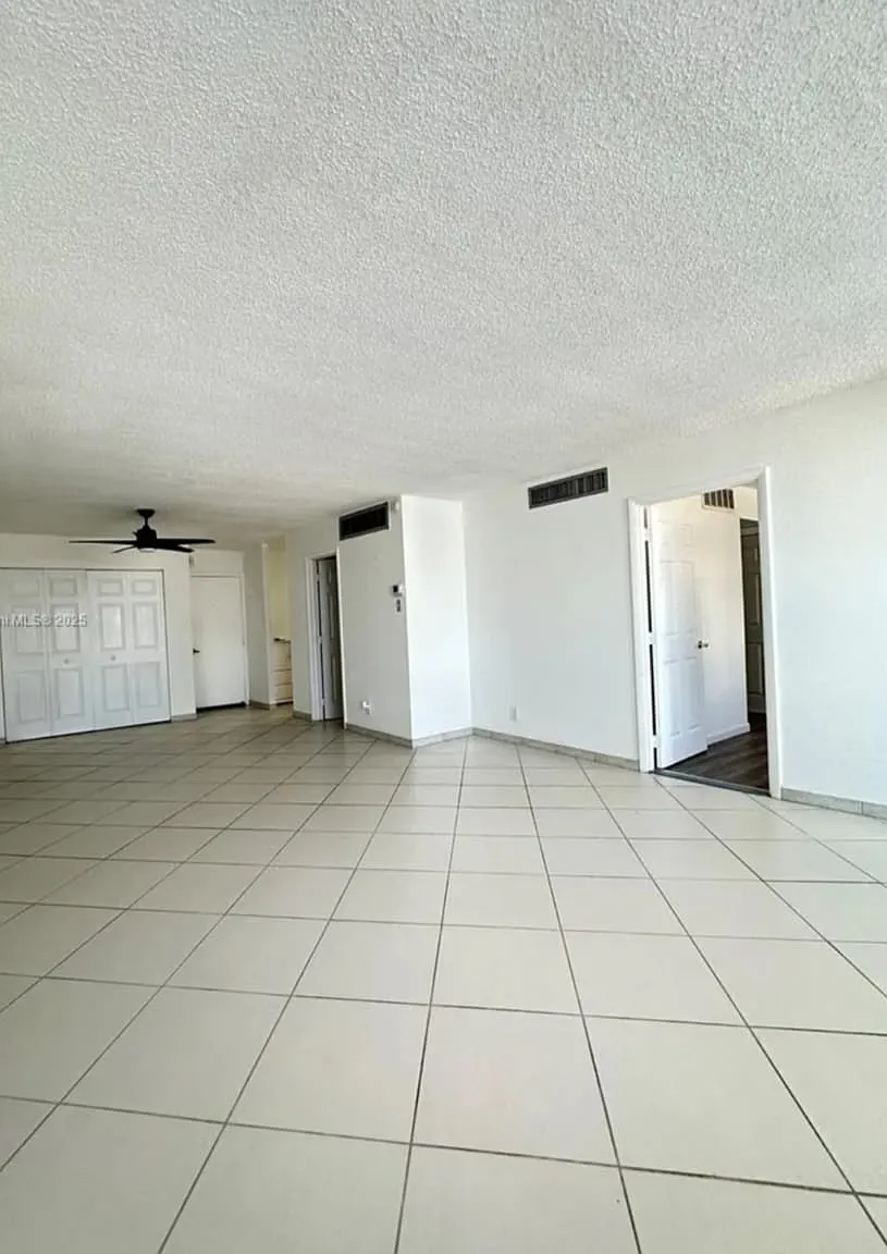 1 bed, 1.5 bath, 910 sqft, $2,300 — Photo 2