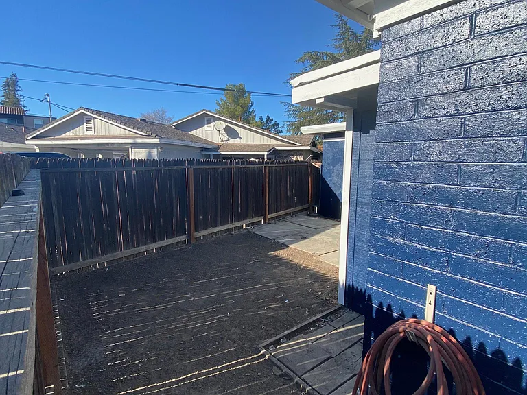 1182 Holmes Ct — Photo 9