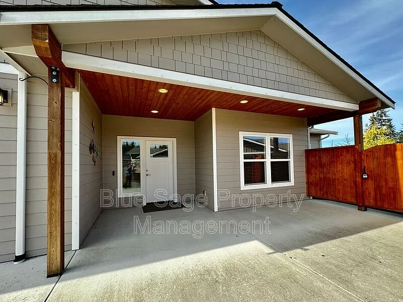 3 bed, 2.0 bath, 1677 sqft, $2,650 — Photo 2