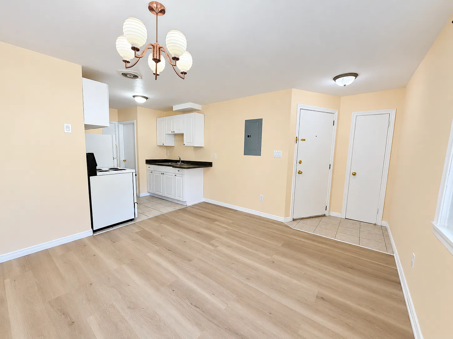109 Emma St - A — Photo 3