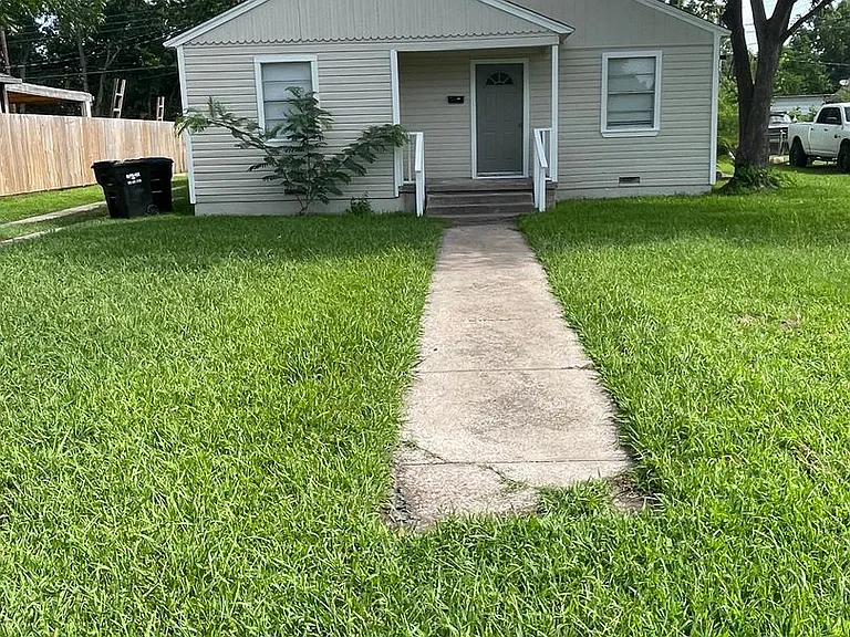 550 Loraine Cir — Photo 1