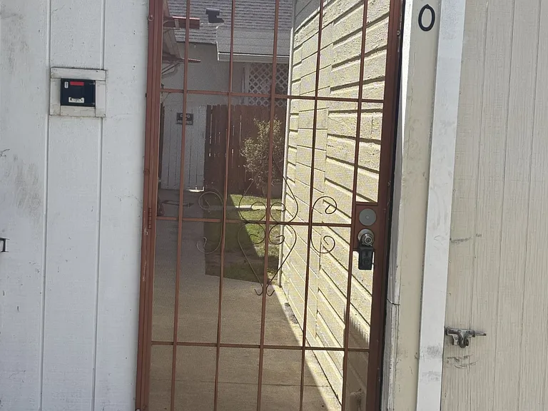 620 Temple Ave #B — Photo 1