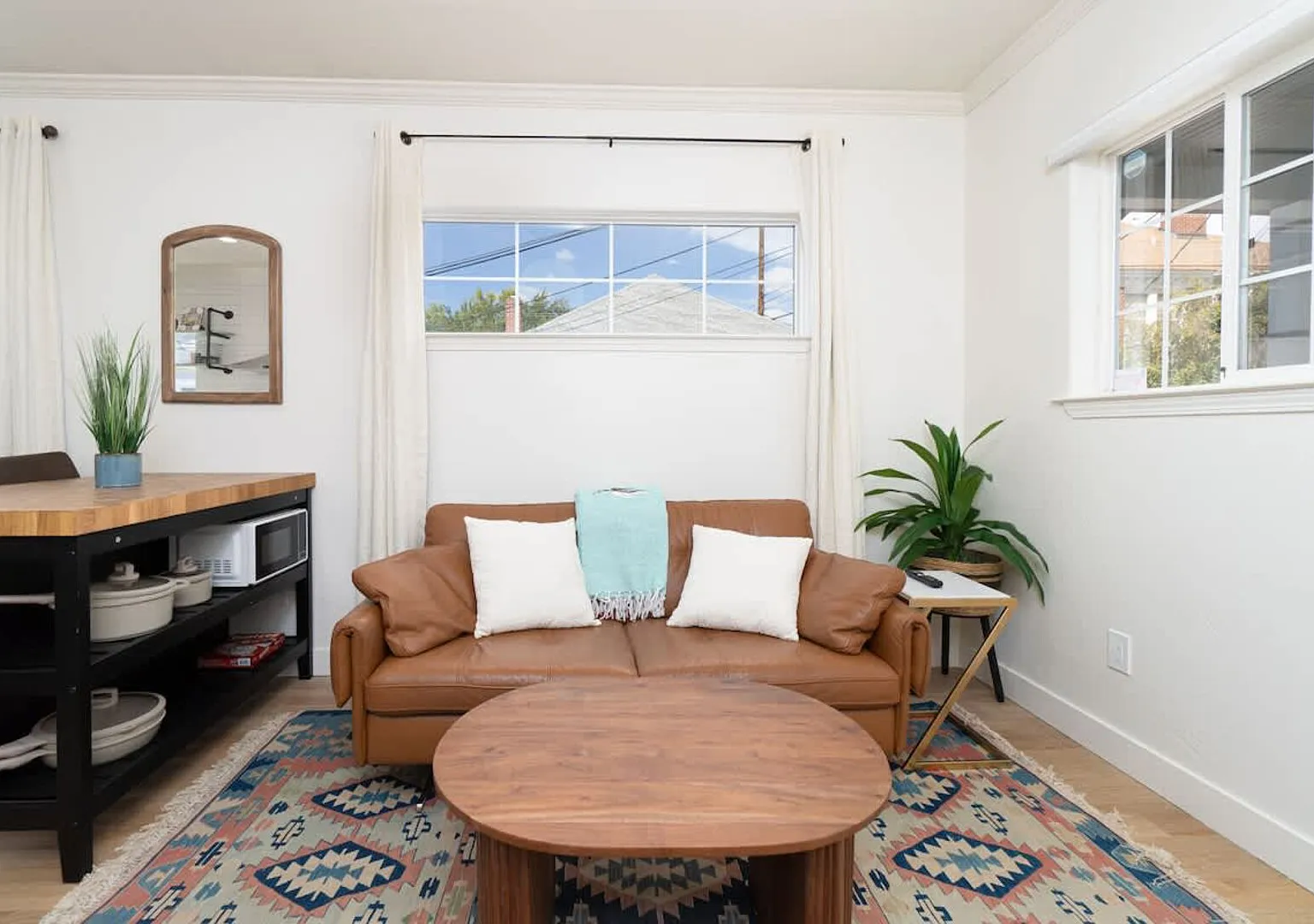 Modern 1-BR Apartment Close to Downtown Vibes — Photo 4
