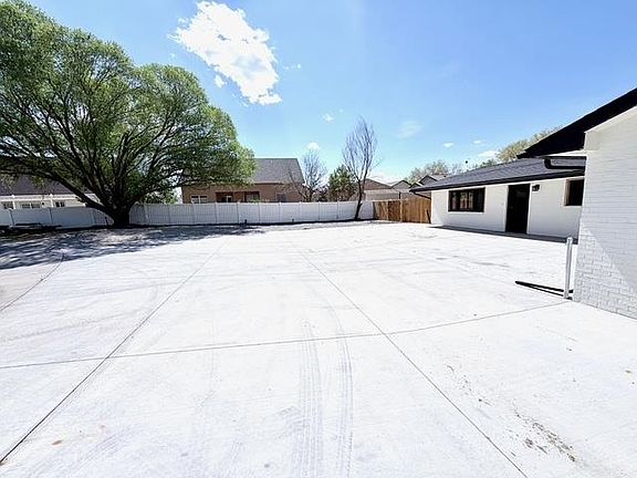 4th image of 239 Nancy St