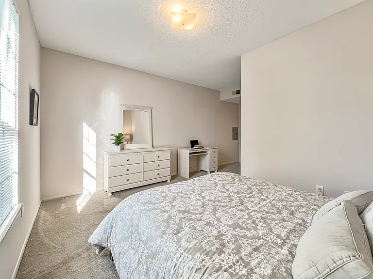 Camden Grove Apartments — Photo 18