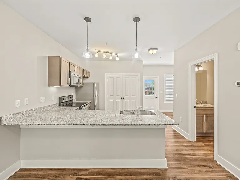 137 N Franklin Ave — Photo 5