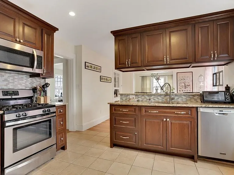 35 Manning St #2 — Photo 5