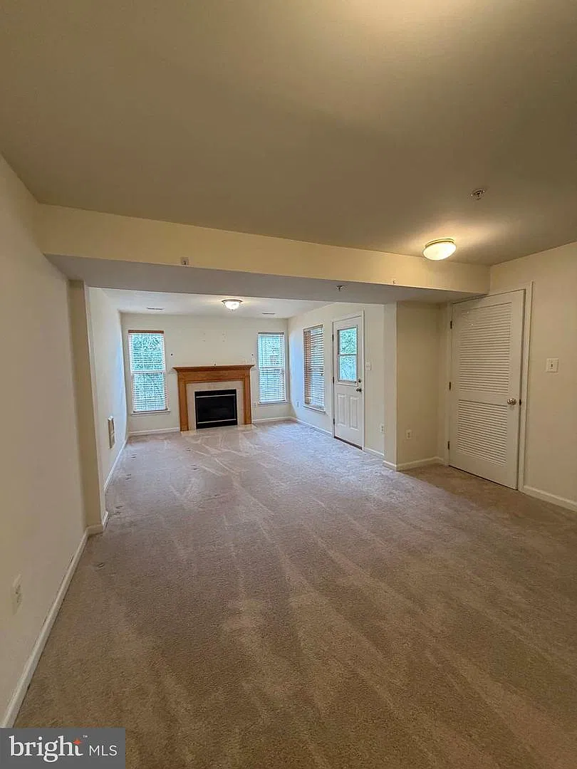 3 bed, 4.0 bath, 1584 sqft, $2,900 — Photo 3