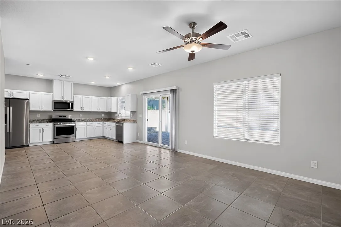 4 bed, 2.5 bath, 1674 sqft, $2,515 — Photo 3