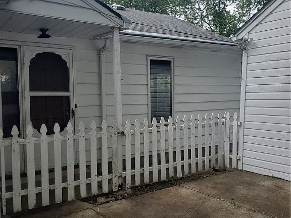 5th image of 1417 Iroquois Ave