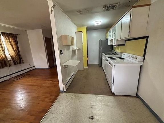 3rd image of 658 W Brookdale St