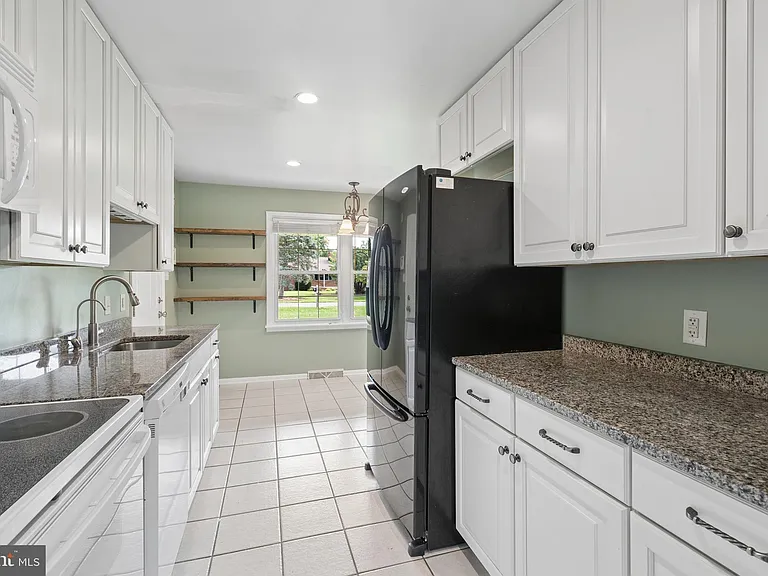 8109 Broadview Dr — Photo 6
