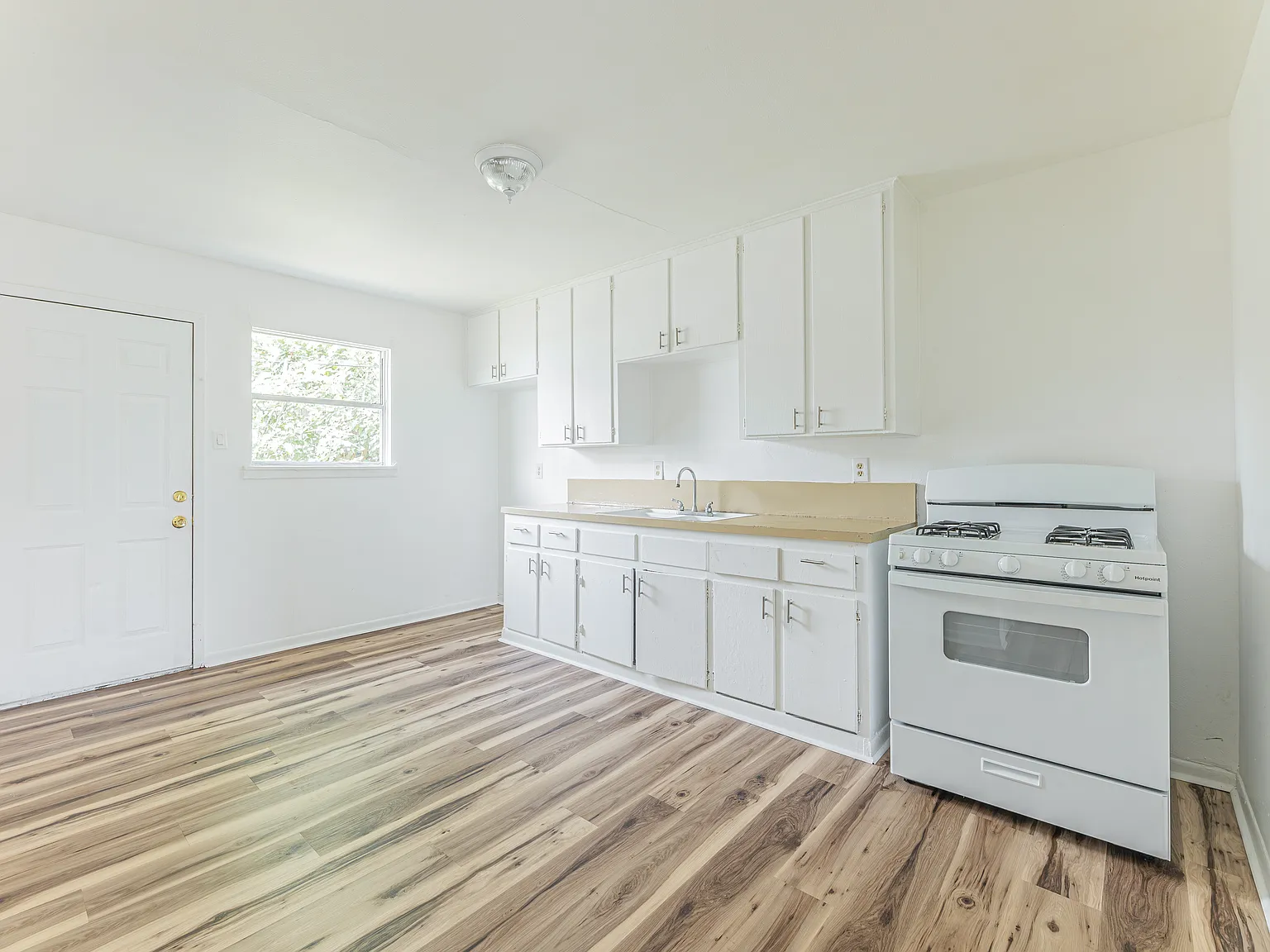 2 bed, 700 sqft, $695 — Photo 1