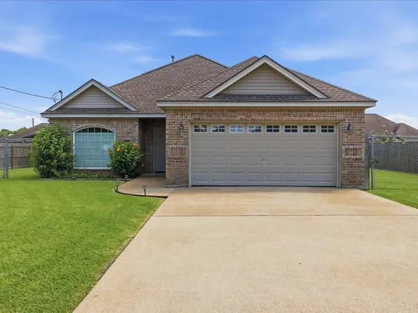905 Jones St, Bridge City, TX 77611
