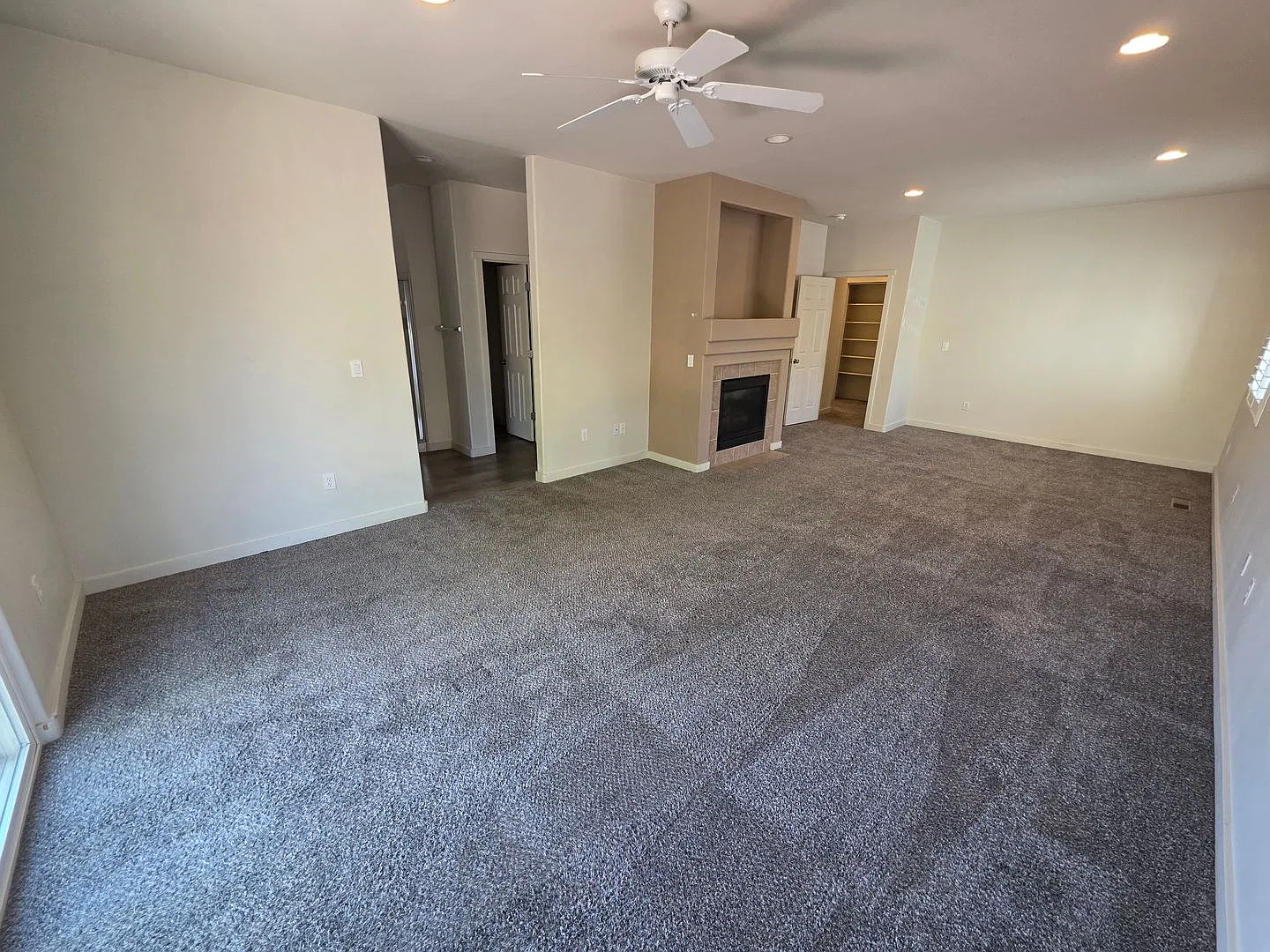 Large 3 bedroom 2 bathroom 3 car garage. — Photo 4