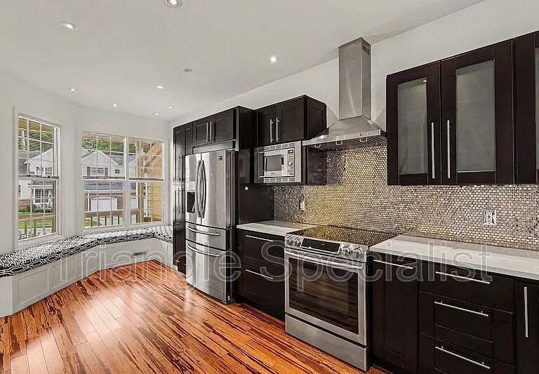 7648 Astoria Pl — Photo 3