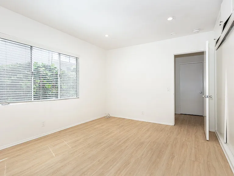 1041 S Wooster St — Photo 9