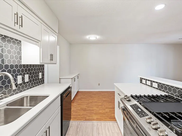 505 W 7th St #313 — Photo 9